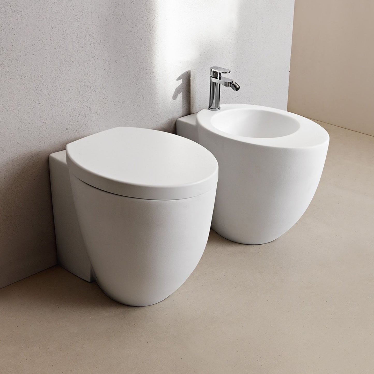 # BIDET A TERRA FILO MURO LE GIARE in ceramica - CIELO dal design sinuoso e le sue forme ovali continue e armoniche
