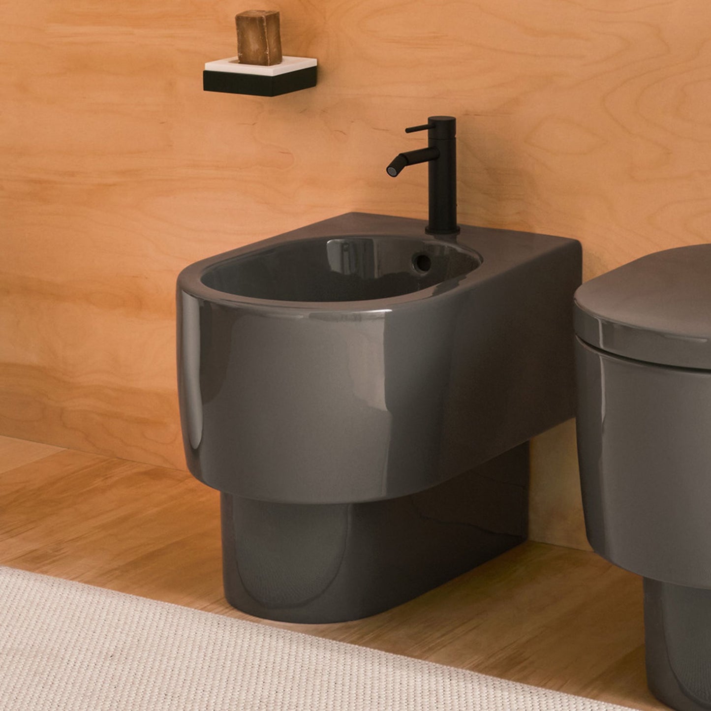 # BIDET A TERRA OTIS in ceramica filo muro monoforo - CIELO Le linee morbide lo rendono ideale per bagni moderni ed eleganti
