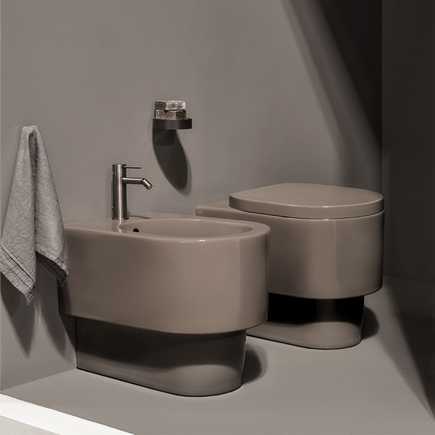 # BIDET A TERRA OTIS in ceramica filo muro monoforo - CIELO Le linee morbide lo rendono ideale per bagni moderni ed eleganti