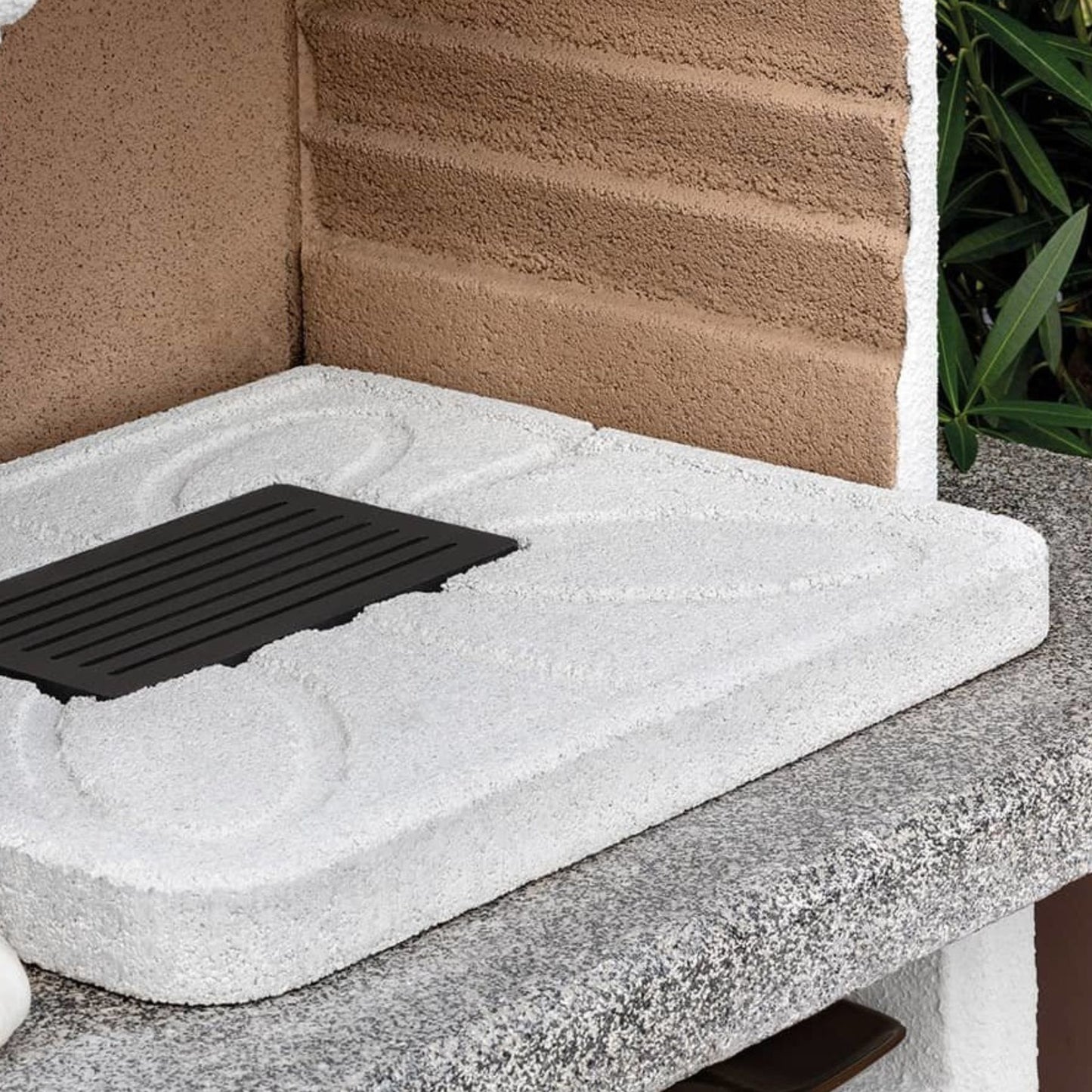 Barbecue a legna in cemento SALINA - PALAZZETTI con griglia regolabile, piano Marmotech e cassetto cenere Fast-Fire Box