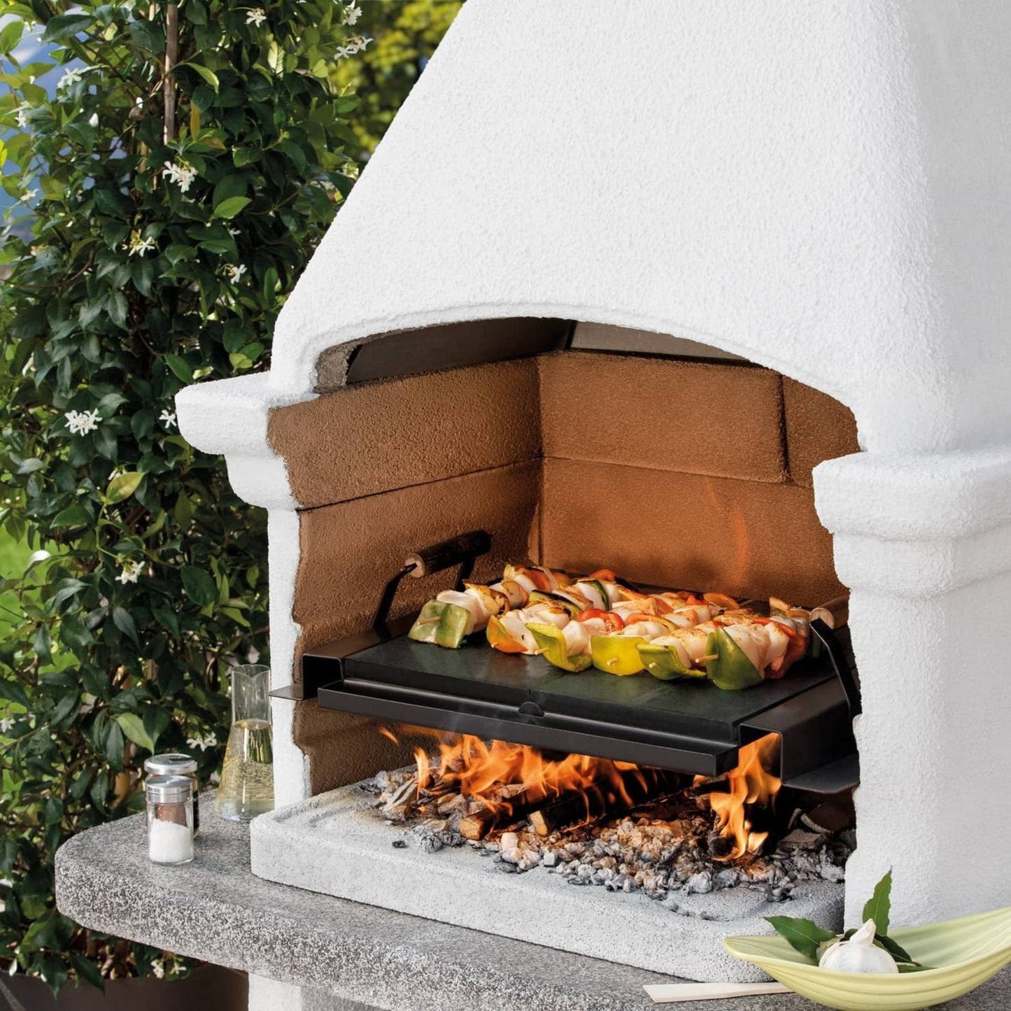 Barbecue a legna in cemento SALINA - PALAZZETTI con griglia regolabile, piano Marmotech e cassetto cenere Fast-Fire Box