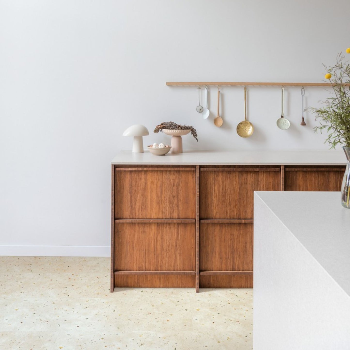 Pavimento in Laminato MUSE CEMENTO DELLA SERRA QUICK-STEP impermeabili effetto pietra con tecnologia Hydroseal, posa Uniclic e resistenza certificata