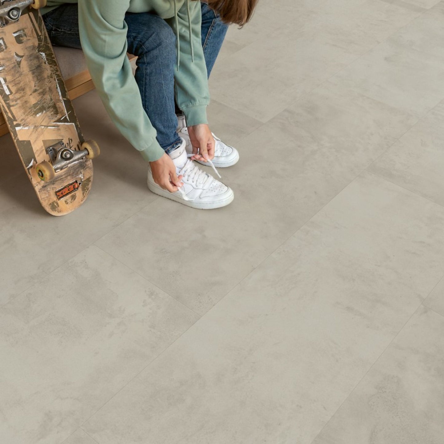 Pavimento in Laminato CAPTURE MUSE CEMENTO GRIGIO QUICK-STEP resistenza ai graffi e design effetto pietra per ambienti domestici ad alto utilizzo