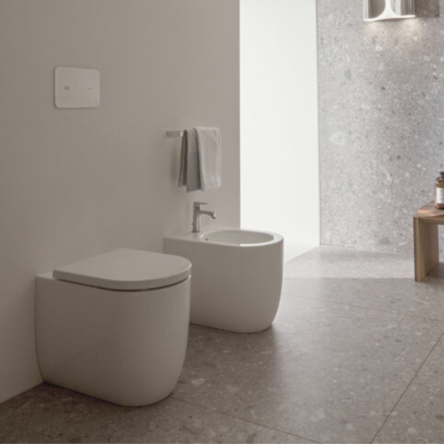 IDEAL STANDARD BLEND CURVE BIDET BIANCO a terra filo parete con fissaggi nascosti