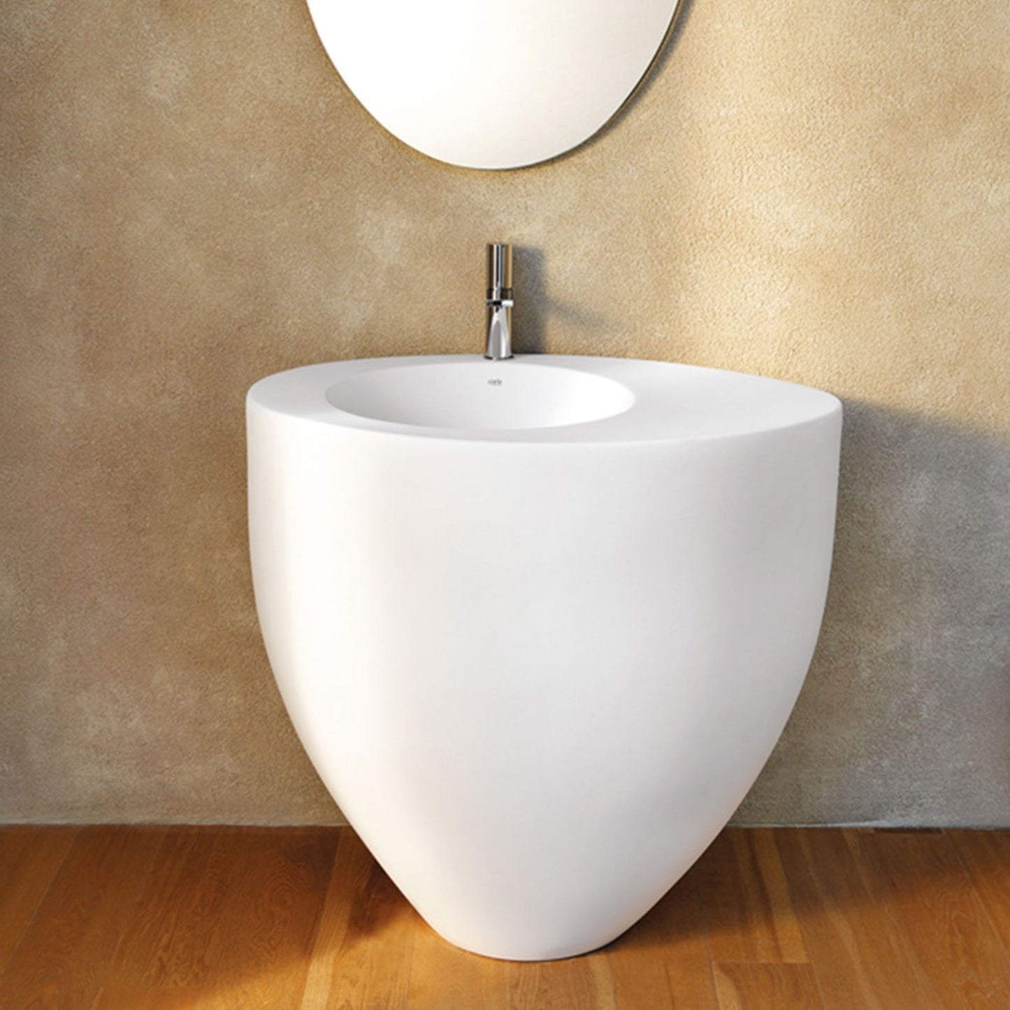 # LAVABO FREESTANDING LE GIARE - CIELO Realizzato in ceramica di alta qualità per un bagno sinuoso e austero