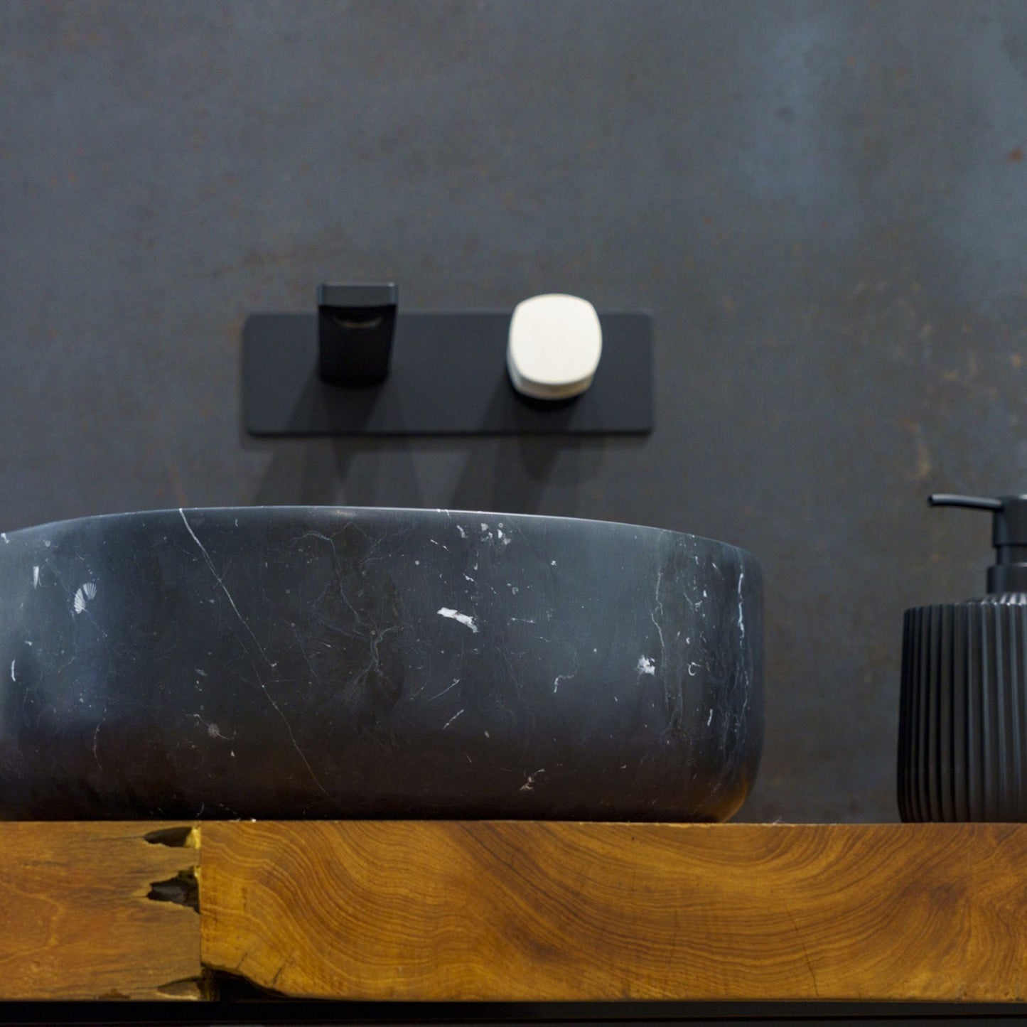 LAVABO NERO MARQUINIA in marmo nero naturale - CIPÍ lavandino da appoggio elegante con piletta coordinata