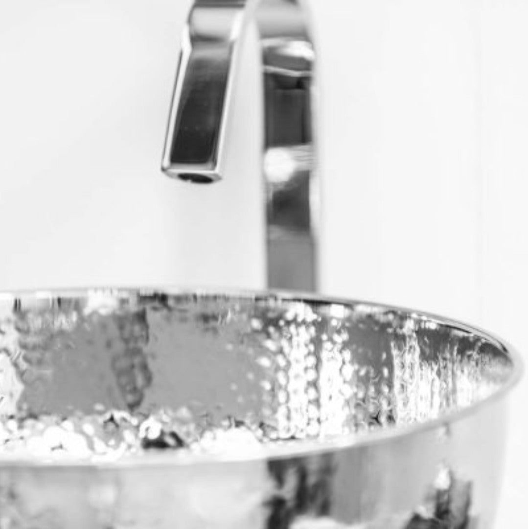 LAVABO NEW SHINE 40Ø da appoggio in ottone cromato martellato - CIPÍ Lavandino dal design prezioso, riflessi metallici e stile elegante senza tempo