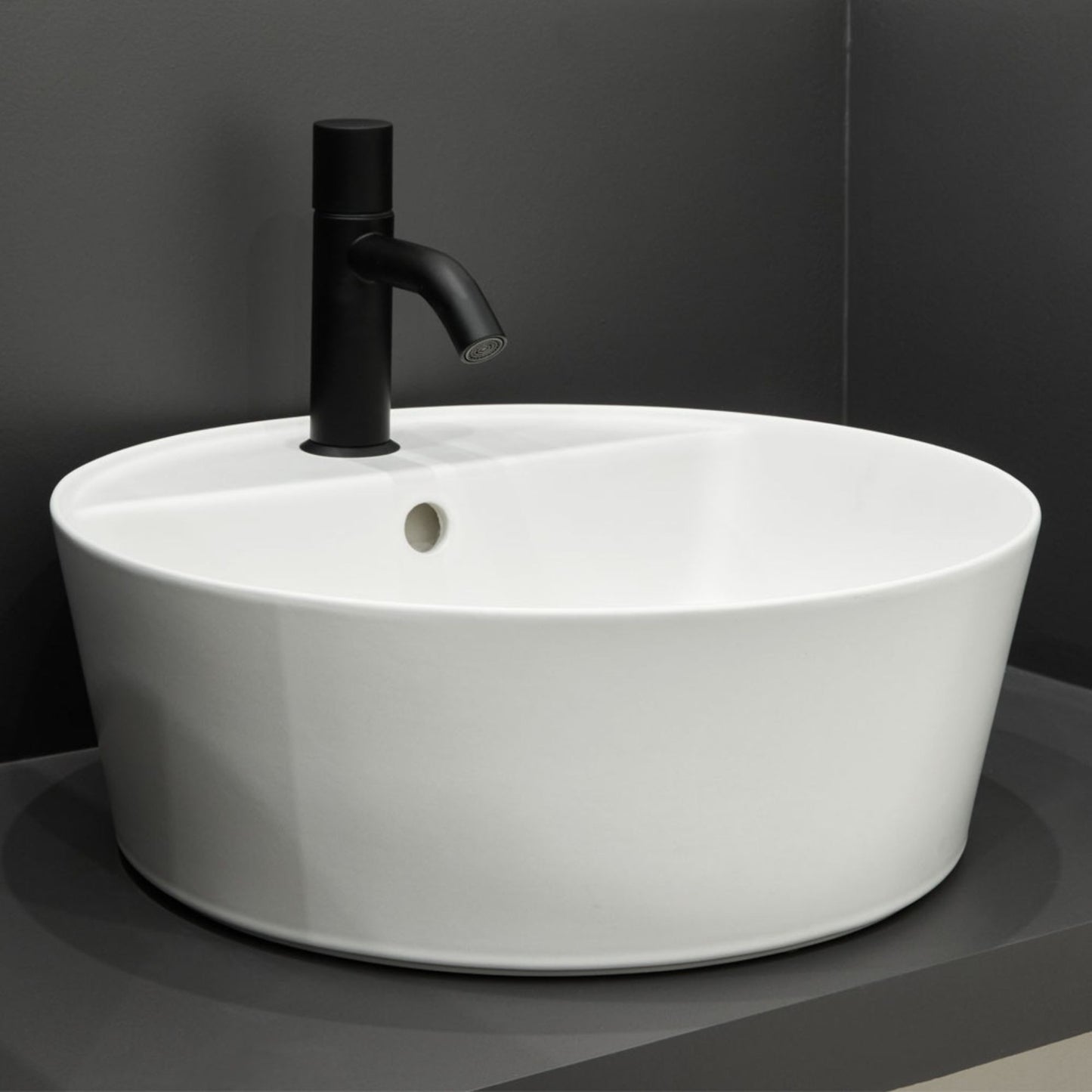 # LAVABO da appoggio HANDY - CIELO in ceramica smaltata con foro rubinetto e design moderno