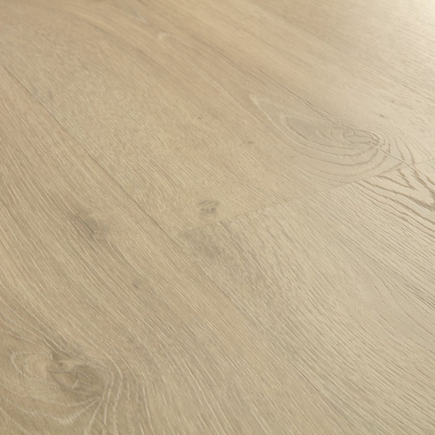 Pavimento in Laminato CLASSIC ROVERE SABBIA GREIGE QUICK-STEP impermeabile al 100% con sistema Uniclic, classe 32 e compatibilità con riscaldamento a pavimento