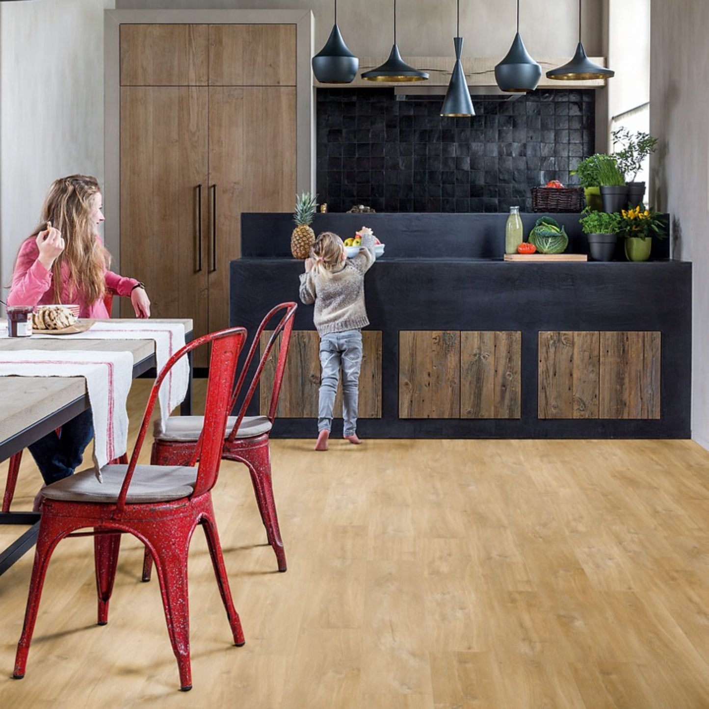 Pavimento in PVC BLOS ROVERE NATURALE DEL CANYON QUICK-STEP con materassino acustico, struttura impermeabile e sistema di posa Uniclic