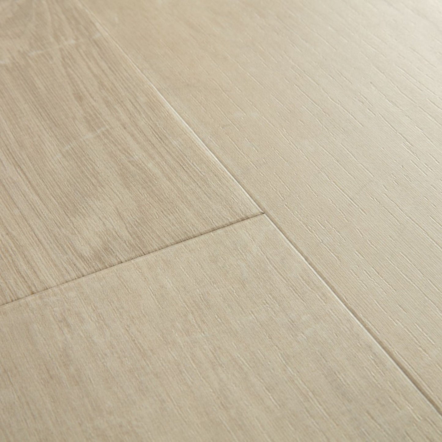 Pavimento in PVC BLOOM ROVERE COTONE BEIGE QUICK-STEP si integra facilmente con arredi moderni favorendo una percezione di ordine