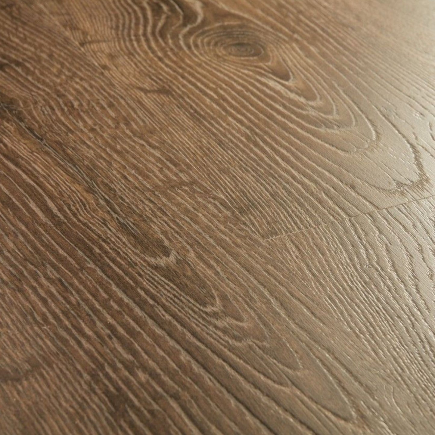 Pavimento in Laminato ELIGNA ROVERE NEWCASTLE MARRONE QUICK-STEP impermeabile con posa Uniclic, classe 32, per ambienti residenziali ad alta frequenza