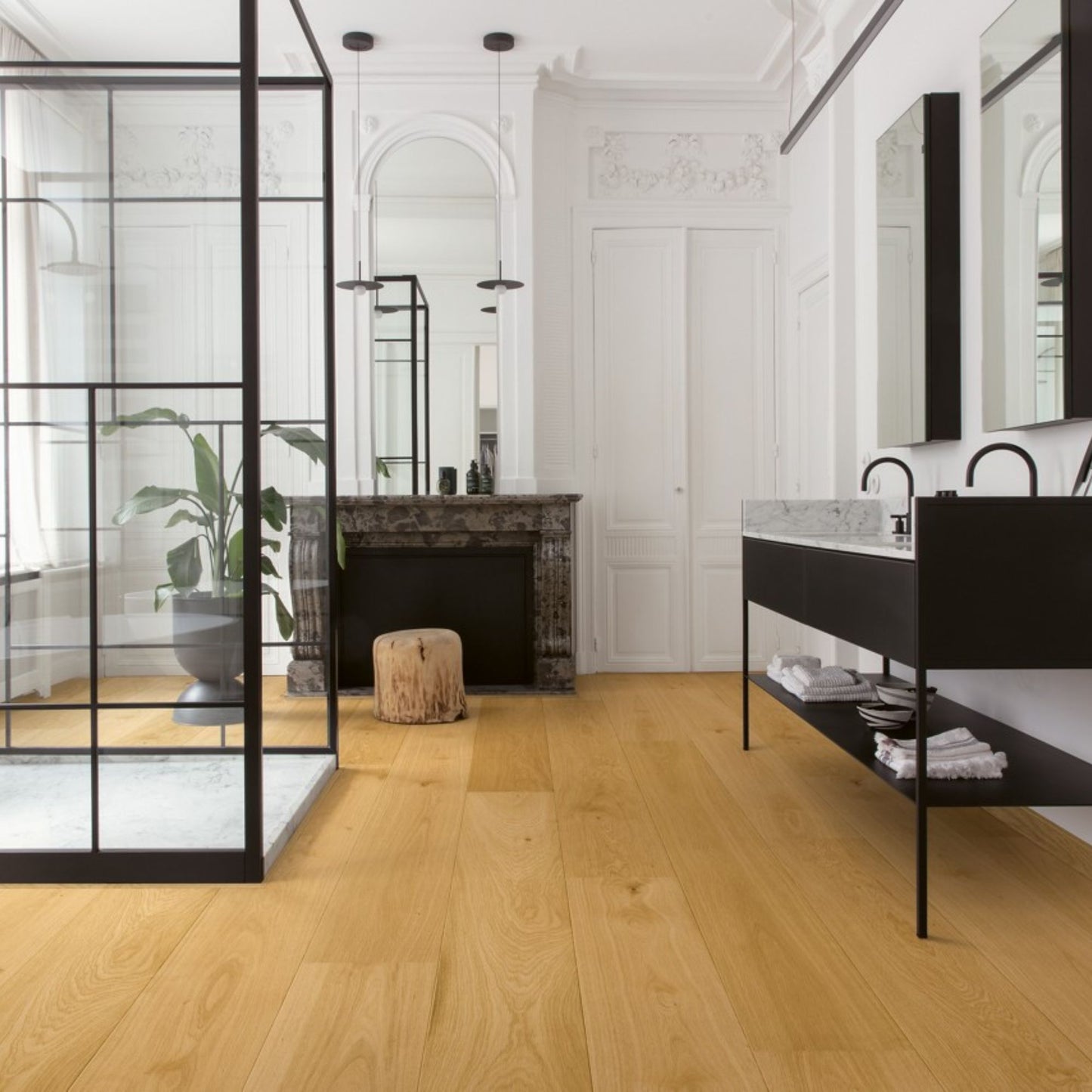 Pavimento in PARQUET CALA ROVERE NATURALE EXTRA OPACO QUICK-STEP effetto legno dona alla casa un effetto luminoso e uniforme