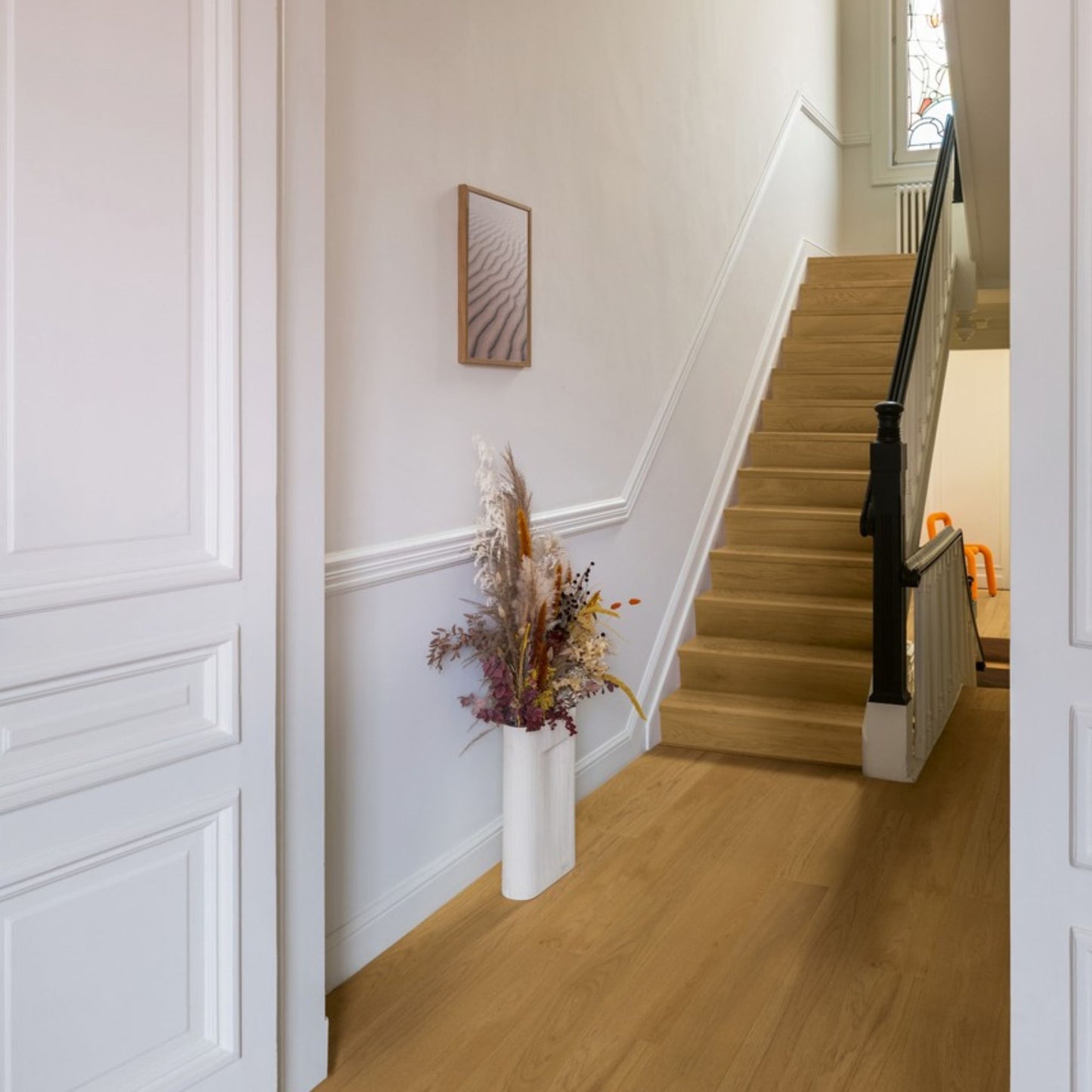 Pavimento in PARQUET CASCADA ROVERE CASTANO CHIARO EXTRA OPACO QUICK-STEP ideale in soggiorni con ampie vetrate o in open space dove la luce varia durante la giornata