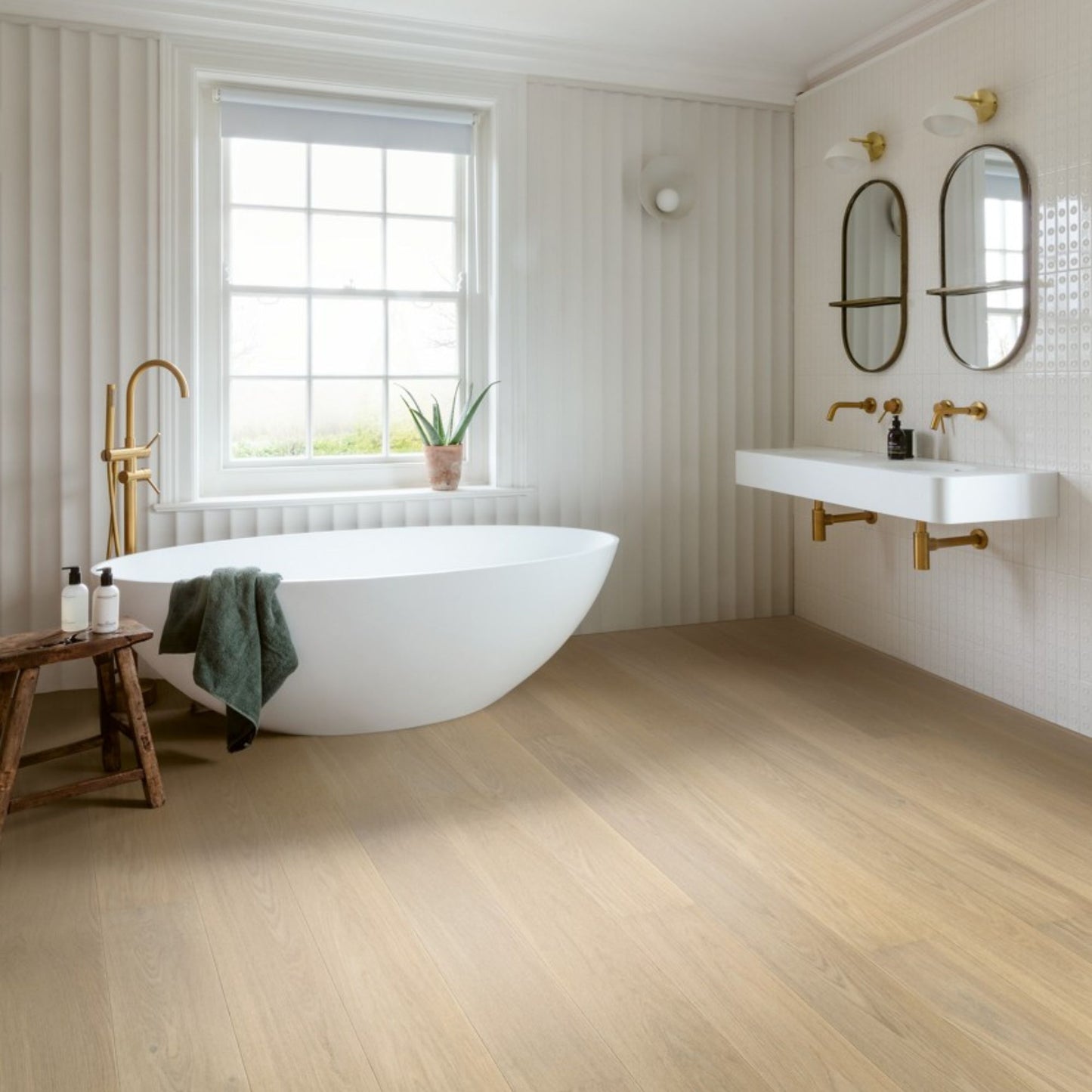 Pavimento in PARQUET CASCADA ROVERE DEL GIGLIO EXTRA OPACO QUICK-STEP effetto chiaro e arioso, ideale per appartamenti di piccole e medie dimensioni dove la percezione dello spazio è centrale