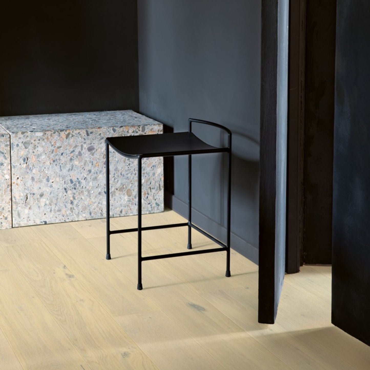 Pavimento in PARQUET CASCADA ROVERE DELLA TUNDRA EXTRA OPACO QUICK-STEP effetto legno crea una base chiara che amplifica la luce nella stanza