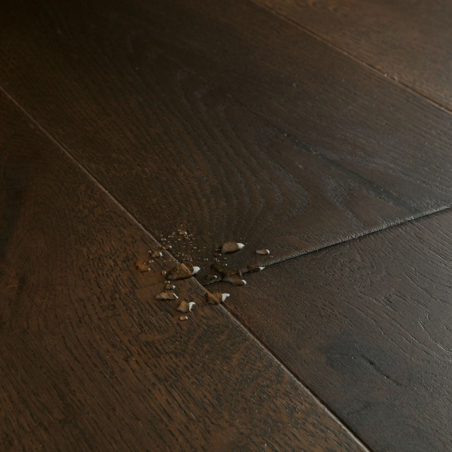 Pavimento in PARQUET CASCADA ROVERE TABACCO EXTRA OPACO QUICK-STEP effetto legno per ambienti residenziali moderni o classici, unendo eleganza estetica e prestazioni tecniche avanzate