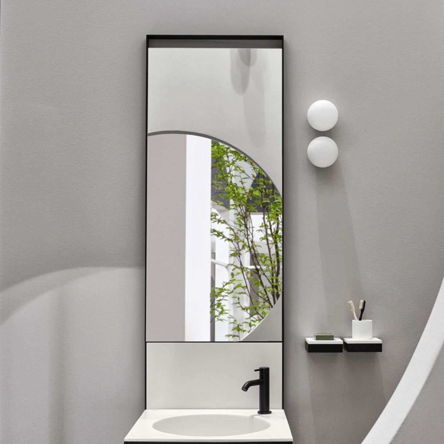 # SPECCHIO TONDA ELLE - CIELO ideale per chi desidera un tocco di raffinata modernità nel proprio bagno