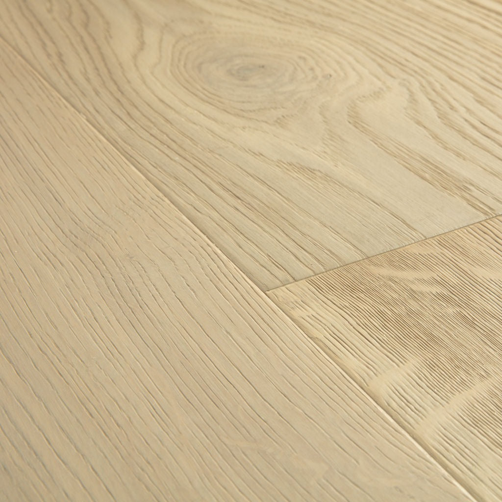 Pavimento in PARQUET MASSIMO ROVERE MARGHERITA EXTRA OPACO QUICK-STEP esalta la naturale texture del legno illuminando gli ambient