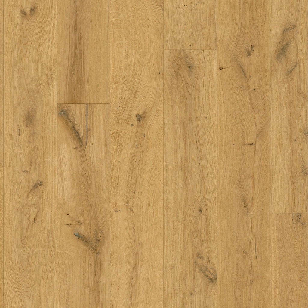 Pavimento in PARQUET MASSIMO ROVERE CAPPUCCINO EXTRA OPACO QUICK-STEP effetto legno valorizza la continuità visiva e l’armonia complessiva dello spazio