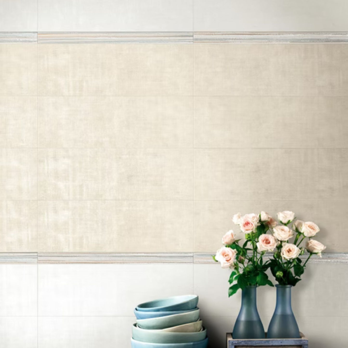 ANTHOLOGY SAVOIA ITALIA rivestimenti in bicottura in pasta bianca effetto cemento decorato per pareti bagno e living