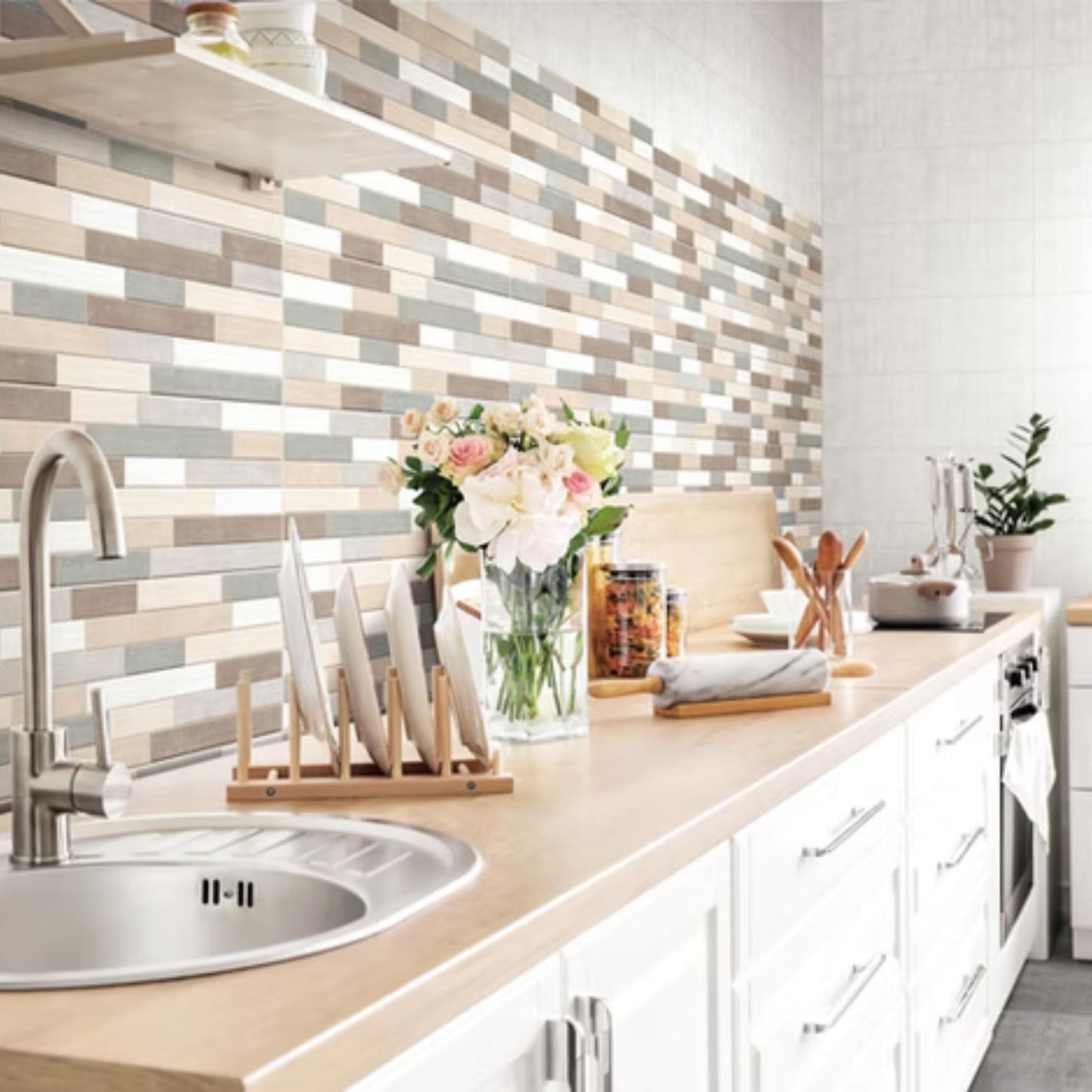 ANTHOLOGY SAVOIA ITALIA rivestimenti in bicottura in pasta bianca effetto cemento decorato per pareti bagno e living