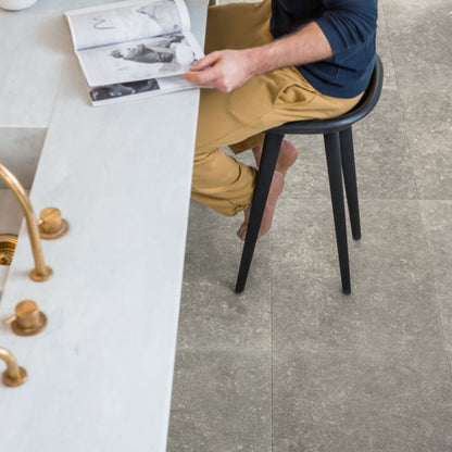 Pavimento in Laminato CAPTURE MUSE ARDESIA DEL CREPUSCOLO QUICK-STEP effetto pietra compatibilità con riscaldamento a pavimento per ambienti domestici