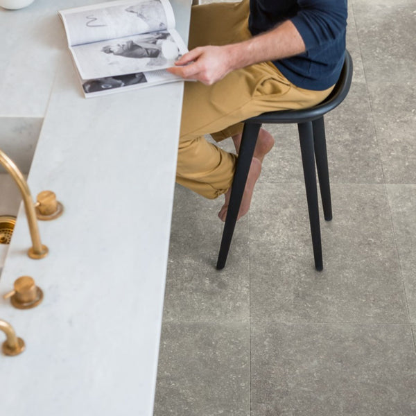 Pavimento in Laminato CAPTURE MUSE ARDESIA DEL CREPUSCOLO QUICK-STEP effetto pietra compatibilità con riscaldamento a pavimento per ambienti domestici