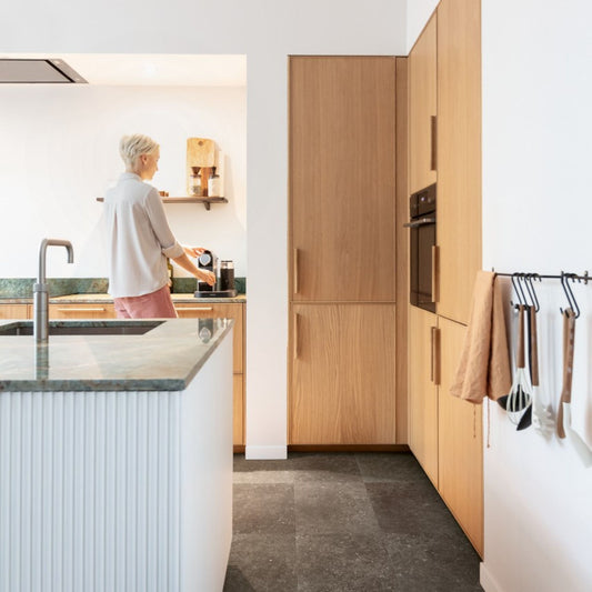 Pavimento in Laminato MUSE ARDESIA DEL FUMOIR QUICK-STEP impermeabili effetto pietra grigio con tecnologia Hydroseal, posa Uniclic