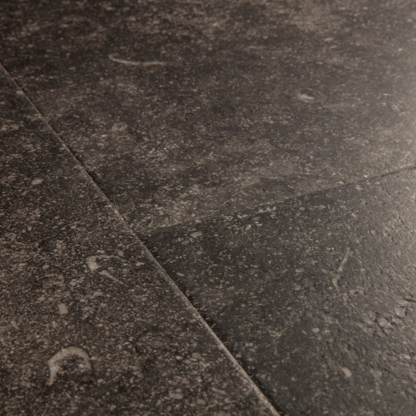 Pavimento in Laminato MUSE ARDESIA DEL FUMOIR QUICK-STEP impermeabili effetto pietra grigio con tecnologia Hydroseal, posa Uniclic