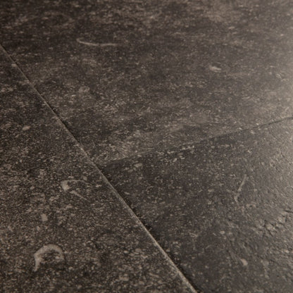 Pavimento in Laminato MUSE ARDESIA DEL FUMOIR QUICK-STEP impermeabili effetto pietra grigio con tecnologia Hydroseal, posa Uniclic