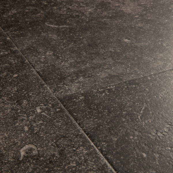Pavimento in Laminato MUSE ARDESIA DEL FUMOIR QUICK-STEP impermeabili effetto pietra grigio con tecnologia Hydroseal, posa Uniclic