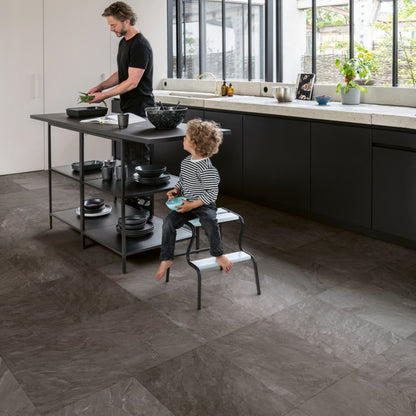 Pavimento in Laminato CAPTURE MUSE ARDESIA GRIGIA QUICK-STEP effetto ardesia grigia impermeabile con bisellatura naturale, posa Uniclic e classe 32