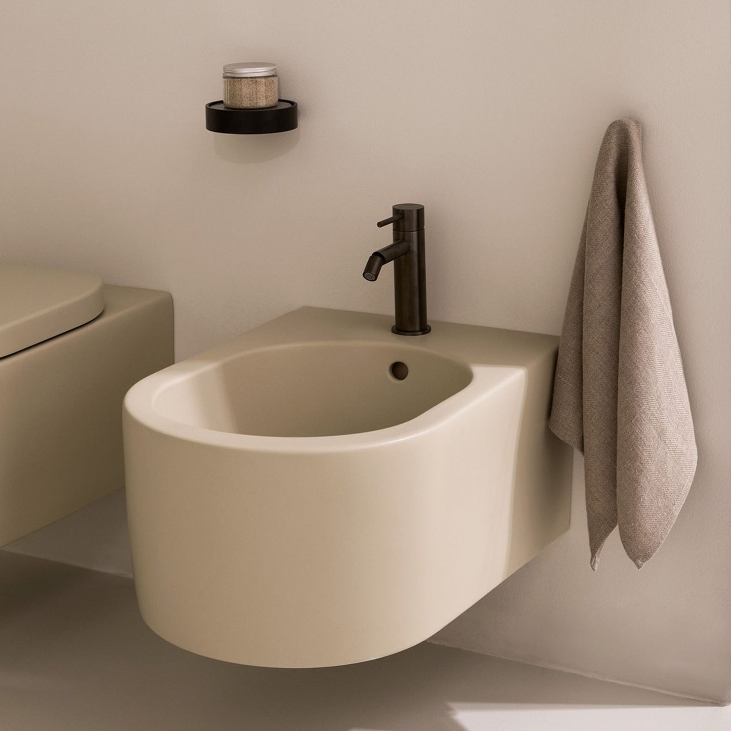 # BIDET SOSPESO OTIS in ceramica - CIELO rappresenta una scelta ideale per bagni moderni e raffinati.