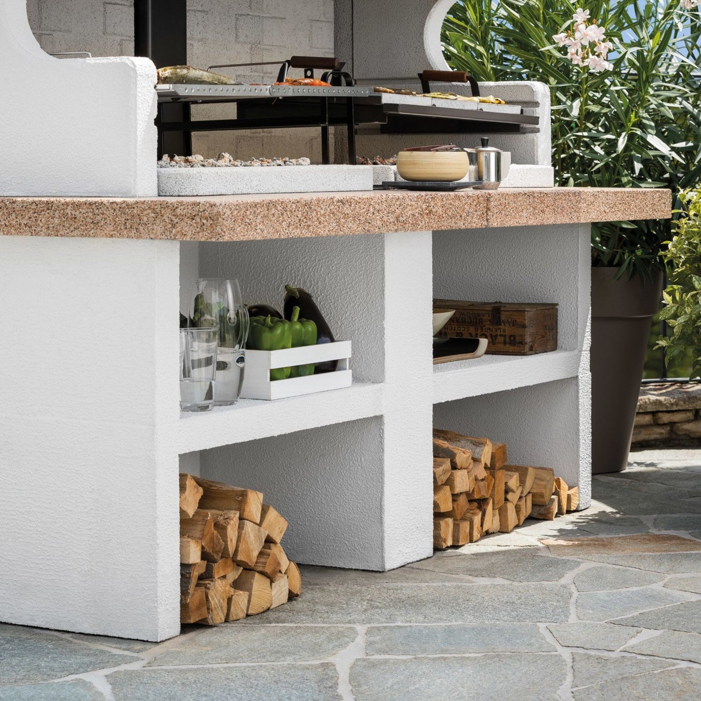Barbecue in cemento a legna MIAMI con doppia griglia - PALAZZETTI sistema Fast-Fire per cotture intensive all’aperto