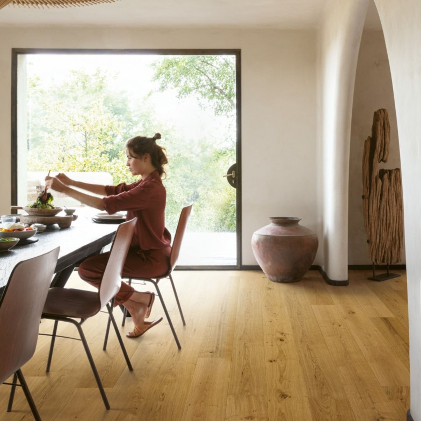 Pavimento in PARQUET CALA ROVERE ALBA EXTRA OPACO QUICK-STEP effetto legno doga lunga e larga, compatibile con riscaldamento a pavimento.