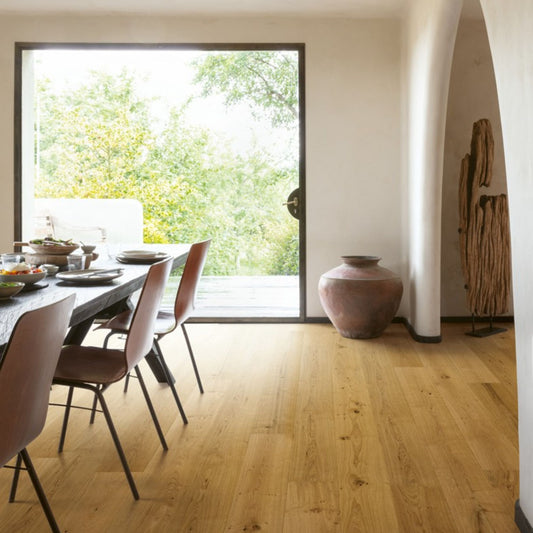 Pavimento in CALA ROVERE ALBA EXTRA OPACO QUICK-STEP effetto legno doga lunga e larga, compatibile con riscaldamento a pavimento.