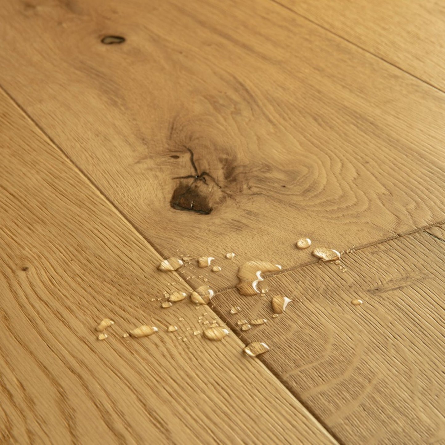 Pavimento in PARQUET CALA ROVERE ALBA EXTRA OPACO QUICK-STEP effetto legno doga lunga e larga, compatibile con riscaldamento a pavimento.