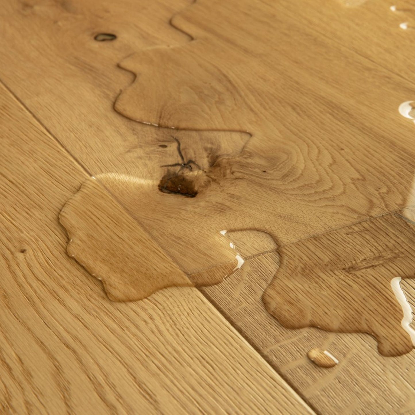 Pavimento in PARQUET CALA ROVERE ALBA EXTRA OPACO QUICK-STEP effetto legno doga lunga e larga, compatibile con riscaldamento a pavimento.
