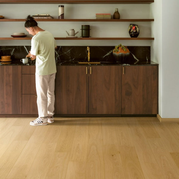 Pavimento in PARQUET CALA ROVERE CUOIO EXTRA OPACO QUICK-STEP effetto legno ompatibile con il riscaldamento e il raffreddamento a pavimento