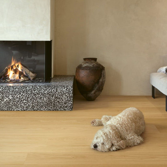 Pavimento in CALA ROVERE CUOIO EXTRA OPACO QUICK-STEP effetto legno ompatibile con il riscaldamento e il raffreddamento a pavimento