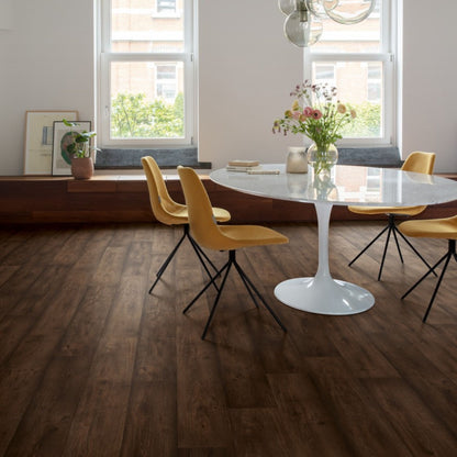 Pavimento in Laminato CAPTURE ROVERE CERATO SCURO QUICK-STEP resistente ai graffi e compatibile con riscaldamento a pavimento per ambienti residenziali