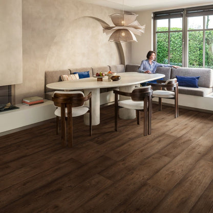 Pavimento in Laminato CAPTURE ROVERE CERATO SCURO QUICK-STEP resistente ai graffi e compatibile con riscaldamento a pavimento per ambienti residenziali