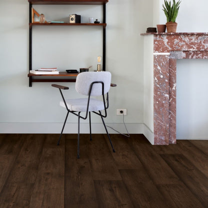 Pavimento in Laminato CAPTURE ROVERE CERATO SCURO QUICK-STEP resistente ai graffi e compatibile con riscaldamento a pavimento per ambienti residenziali