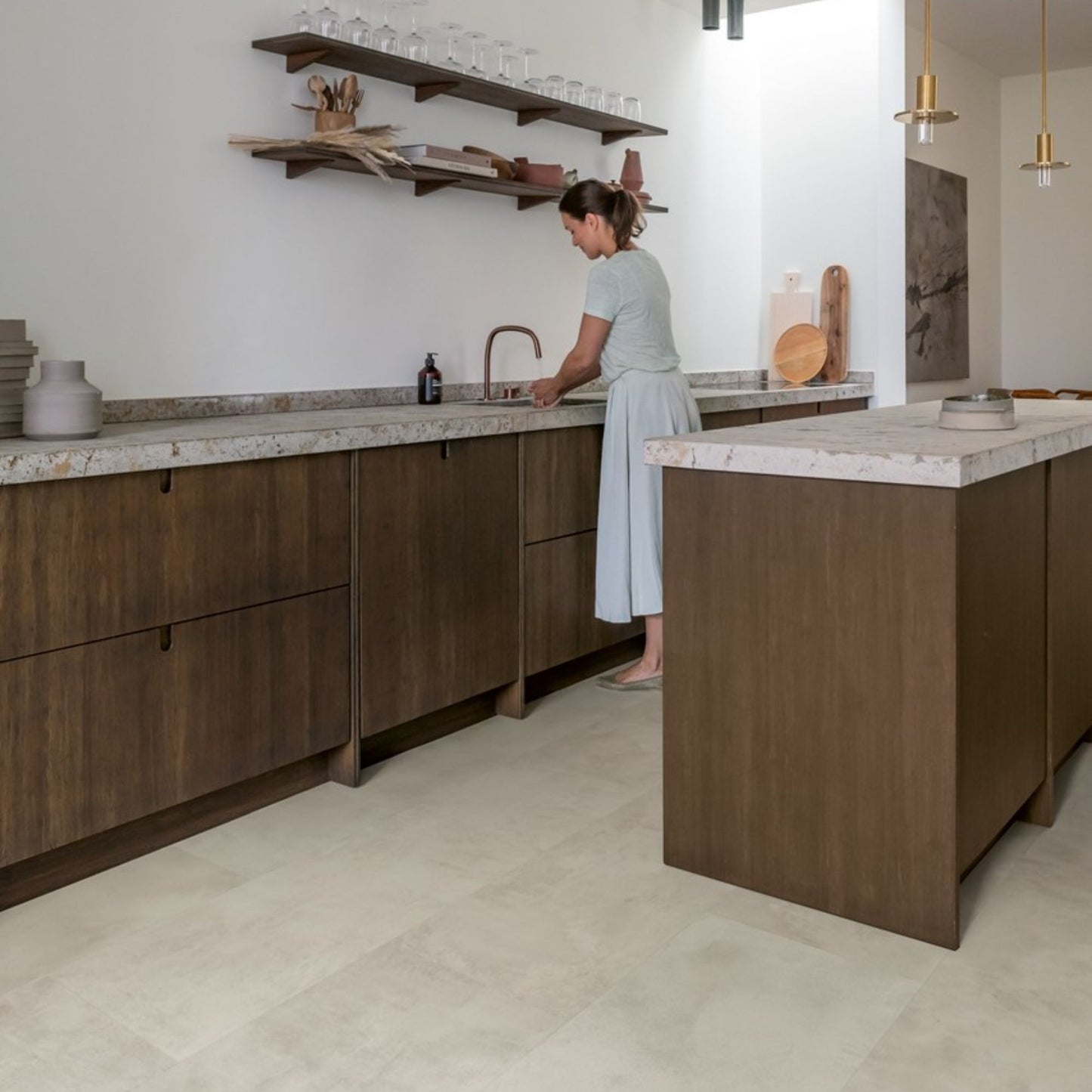 Pavimento in Laminato CAPTURE MUSE CEMENTO GRIGIO QUICK-STEP resistenza ai graffi e design effetto pietra per ambienti domestici ad alto utilizzo