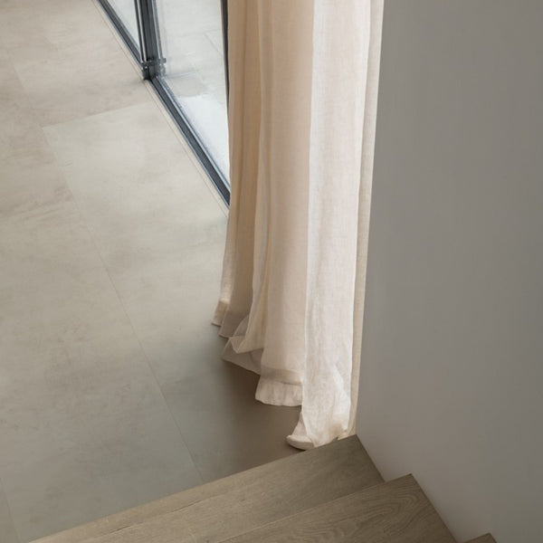 Pavimento in Laminato CAPTURE MUSE CEMENTO GRIGIO QUICK-STEP resistenza ai graffi e design effetto pietra per ambienti domestici ad alto utilizzo