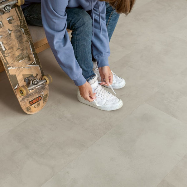 Pavimento in Laminato CAPTURE MUSE CEMENTO GRIGIO QUICK-STEP resistenza ai graffi e design effetto pietra per ambienti domestici ad alto utilizzo