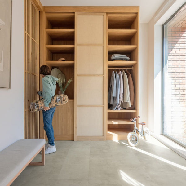 Pavimento in Laminato CAPTURE MUSE CEMENTO GRIGIO QUICK-STEP resistenza ai graffi e design effetto pietra per ambienti domestici ad alto utilizzo