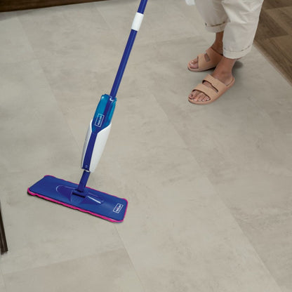 Pavimento in Laminato CAPTURE MUSE CEMENTO GRIGIO QUICK-STEP resistenza ai graffi e design effetto pietra per ambienti domestici ad alto utilizzo