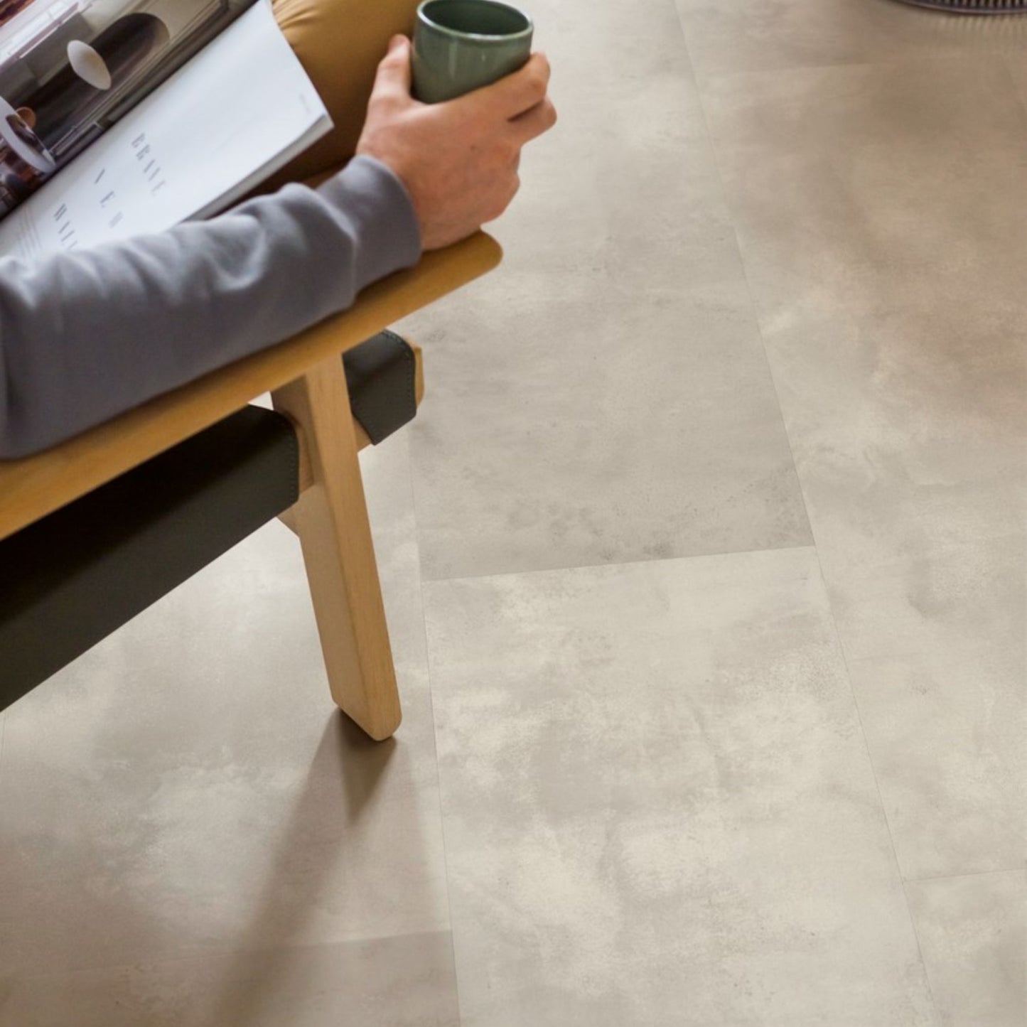 Pavimento in Laminato CAPTURE MUSE CEMENTO INDUSTRIALE QUICK-STEP effetto cemento grigio chiaro particolarmente apprezzato in abitazioni moderne